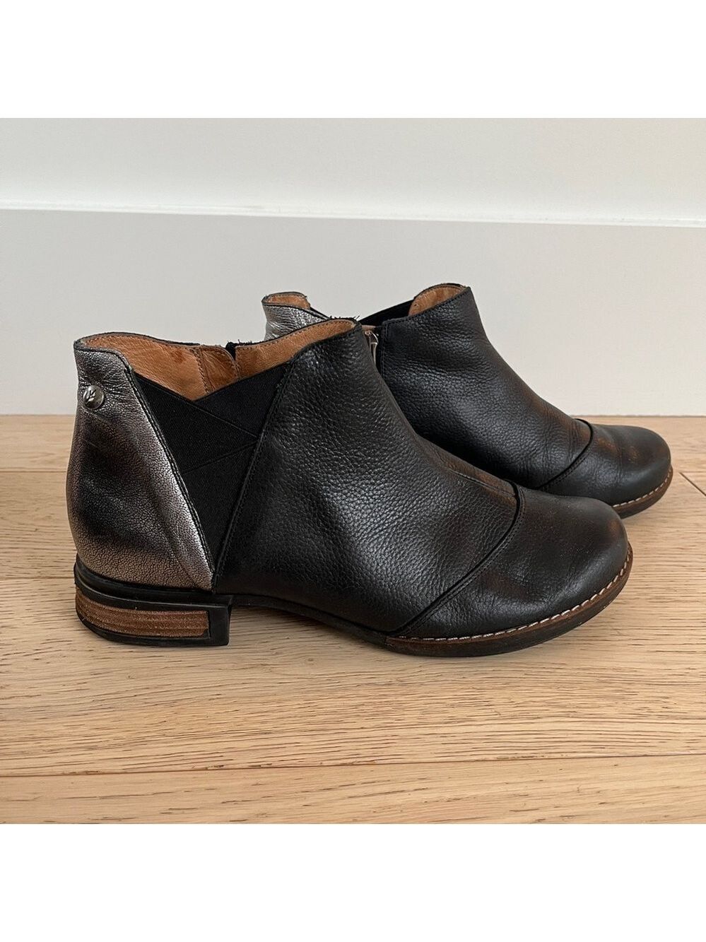 WANDA PANDA Velia Leather Ankle Boots Side Zip Low Heel Metallic Edgy Lagenlook